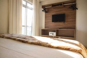 Apartamento, 1 quarto | Frigobar, cofres nos quartos, escrivaninha, Wi-Fi de cortesia