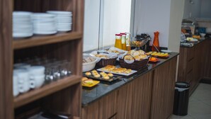 Una mesa de buffet con diversos alimentos y bebidas.