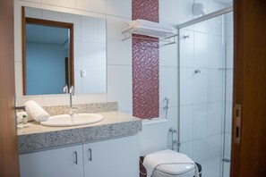 Habitación clásica doble | Minibar, caja fuerte, escritorio y wifi gratis
