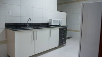Apartamento, 1 quarto | Cozinha privada | Geladeira grande, micro-ondas