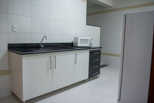 Apartamento, 1 quarto | Cozinha privada | Geladeira grande, micro-ondas