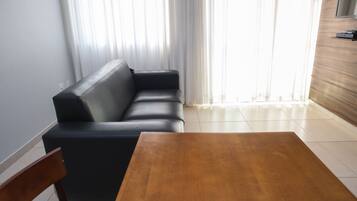 Apartamento, 3 quartos | 1 quarto, frigobar, cofres nos quartos, escrivaninha