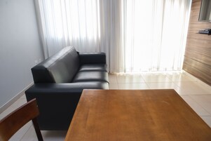 Apartamento, 3 quartos | Frigobar, cofres nos quartos, escrivaninha, Wi-Fi de cortesia