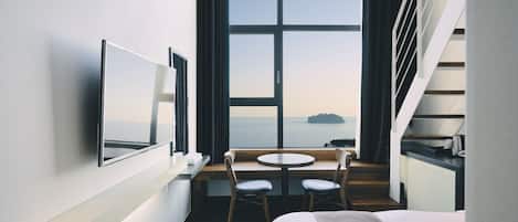 Panoraamahuone, 2 keskisuurta parisänkyä, tupakointi kielletty, valtamerinäköala | Ylelliset vuodevaatteet, yksilöllisesti kalustettu, työpöytä