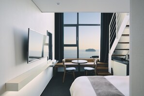 Premium bedding, individually furnished, desk, laptop workspace - Poong Gyung Hotel (Seogwipo)