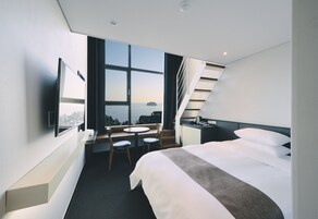 Habitación panorámica, 2 camas de matrimonio, no fumadores, vistas al mar | Ropa de cama de alta calidad, mobiliario individual, escritorio