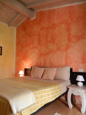 Tallelokero huoneessa, työpöytä