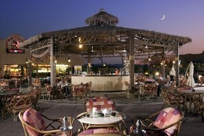 6 bars/lounges, poolside bar - Caribbean World (Soma Bay)