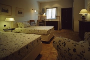 A small, cozy room with two beds, a desk, and a chair. - Residenza di Rocca Romana (Sutri)