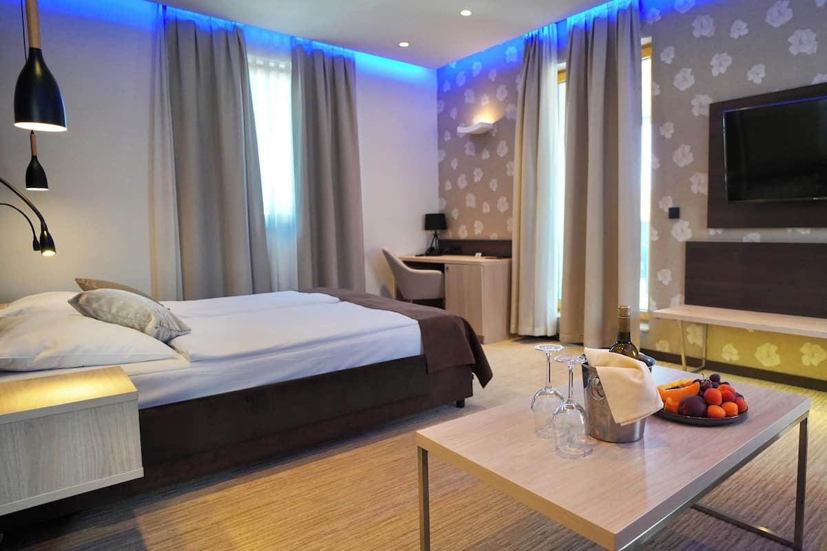 Deluxe Room | In-room safe, desk, iron/ironing board, free WiFi