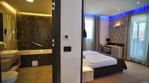 Deluxe Room | Bathroom