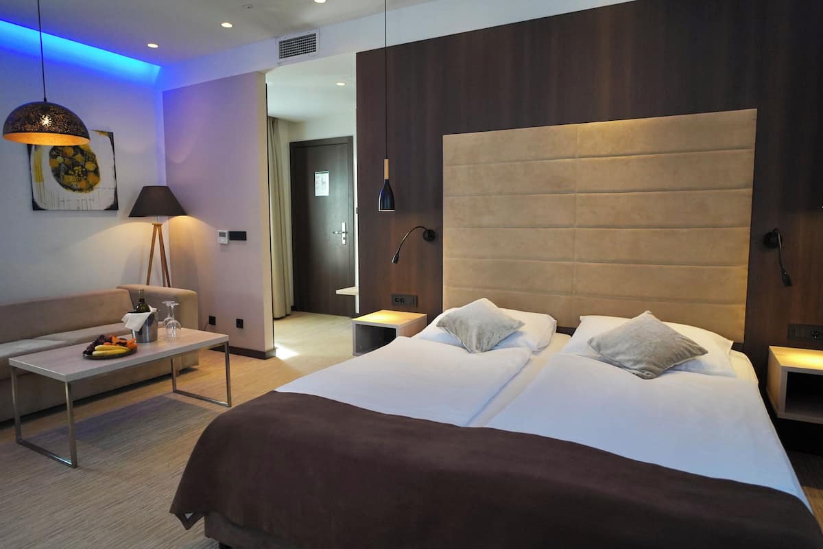 deluxe room | in-room safe, desk, iron/ironing board, free wifi