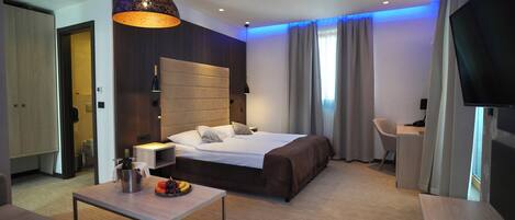 Deluxe kamer | Een kluis op de kamer, een bureau, een strijkplank/strijkijzer