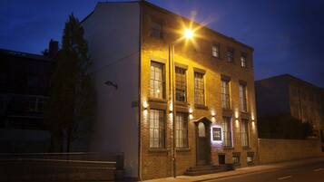 Vista frontal de la propiedad