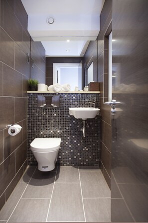 Double Room (Small) | Bathroom | Shower, free toiletries, hair dryer, towels - Epic Apart Hotel - Duke Street (Liverpool)