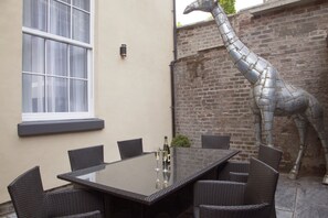 Individually decorated, individually furnished, desk, soundproofing