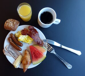 Free daily buffet breakfast - Hotel GSH (Ronne)