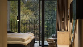 Ropa de cama hipoalergénica, escritorio y tabla de planchar con plancha