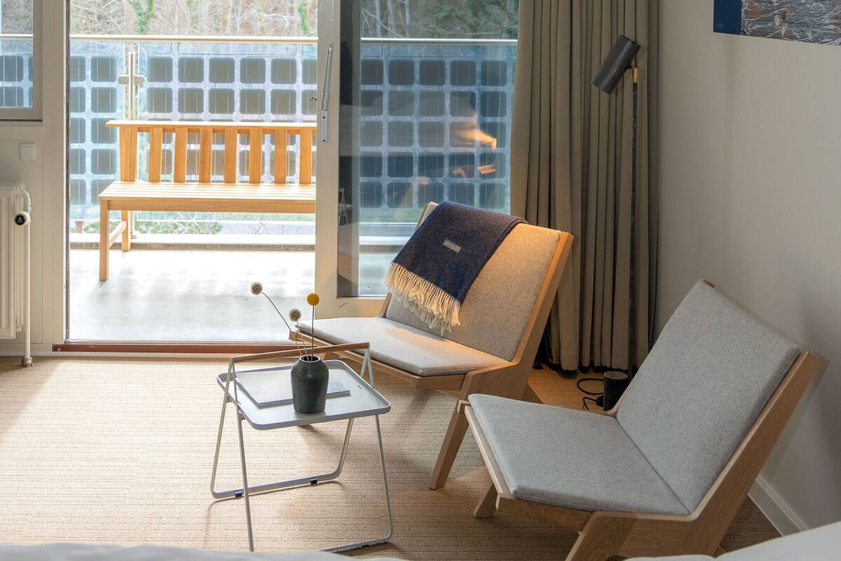 1 bedroom, hypo-allergenic bedding, desk, iron/ironing board