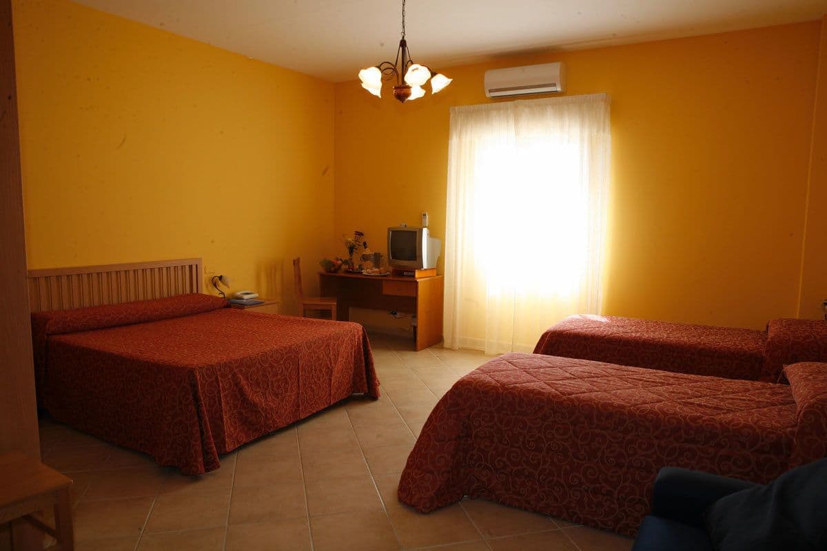 Standard Triple Room, 1 Bedroom, Courtyard Area | Peti besi dalam bilik, meja, katil bayi/kot (surcaj), Wi-fi percuma 