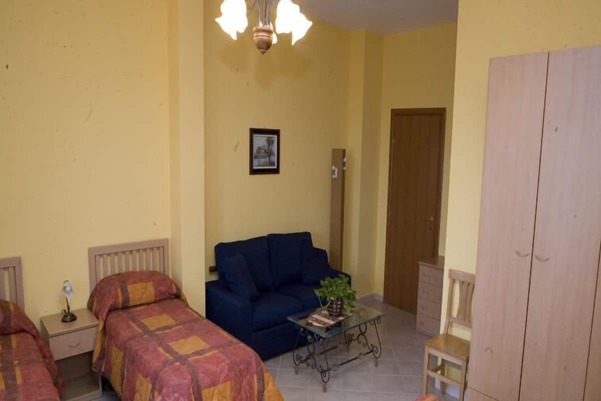 Standard Quadruple Room, 1 Bedroom | Peti besi dalam bilik, meja, katil bayi/kot (surcaj), Wi-fi percuma 