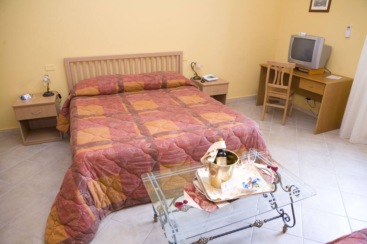 In-room safe, desk, cribs/infant beds, free WiFi