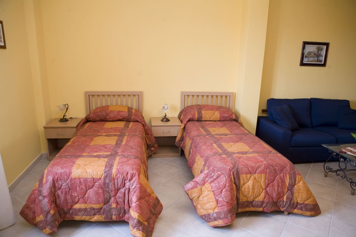 Standard Double or Twin Room, 1 Bedroom, Accessible, Courtyard Area | Peti besi dalam bilik, meja, katil bayi/kot (surcaj), Wi-fi percuma 