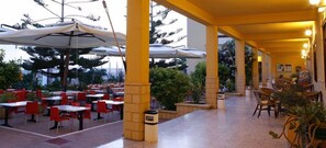 Serveert ontbijt, lunch, diner, Mediterrane gerechten 