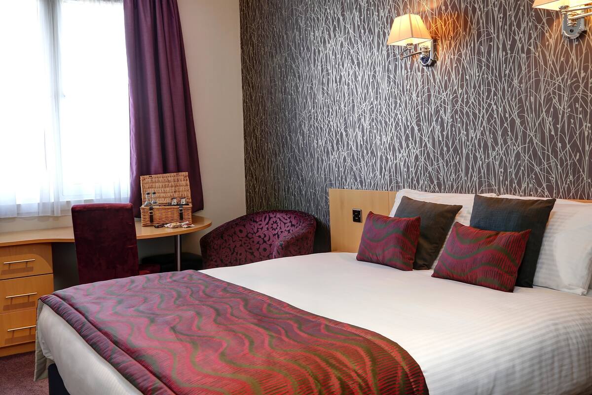 Standard Room, 1 Double Bed, Non Smoking | 1 bedroom, in-room safe, desk, iron/ironing board (on request)