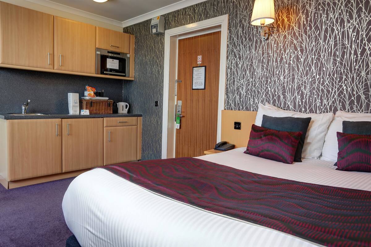 1 bedroom, in-room safe, desk, iron/ironing board (on request)