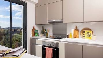 Full-sized fridge, microwave, oven, stovetop