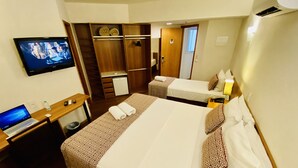Tremannsrom (1 Double + 1 Single Bed ) | Minibar, safe på rommet, skrivebord og blendingsgardiner