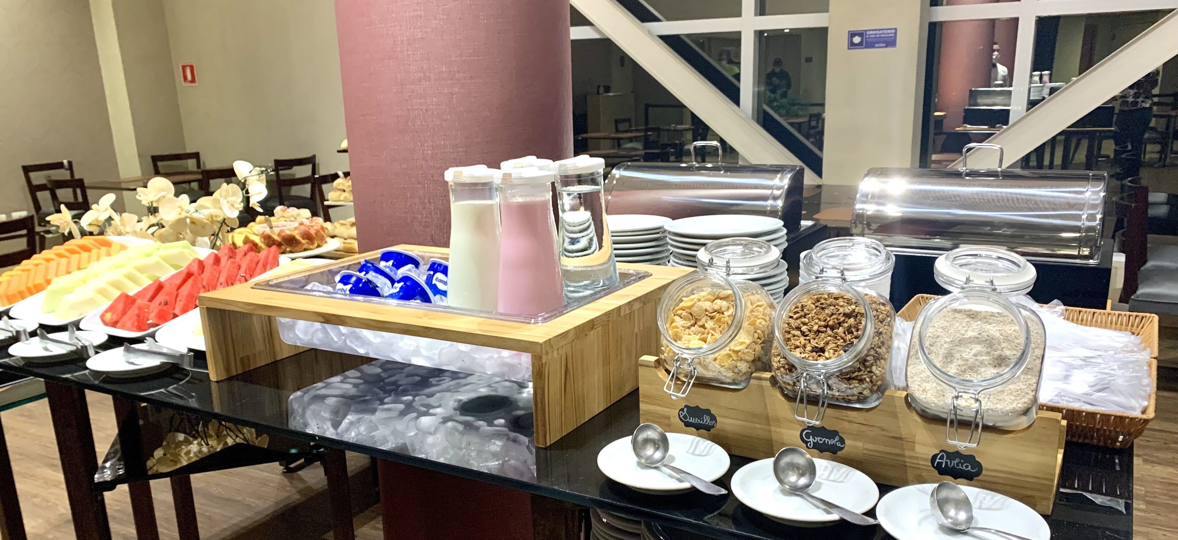 Uma mesa de buffet com diversos alimentos e acompanhamentos.