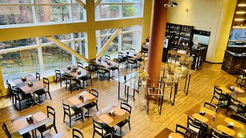 Café da manhã, almoço e jantar; culinária internacional