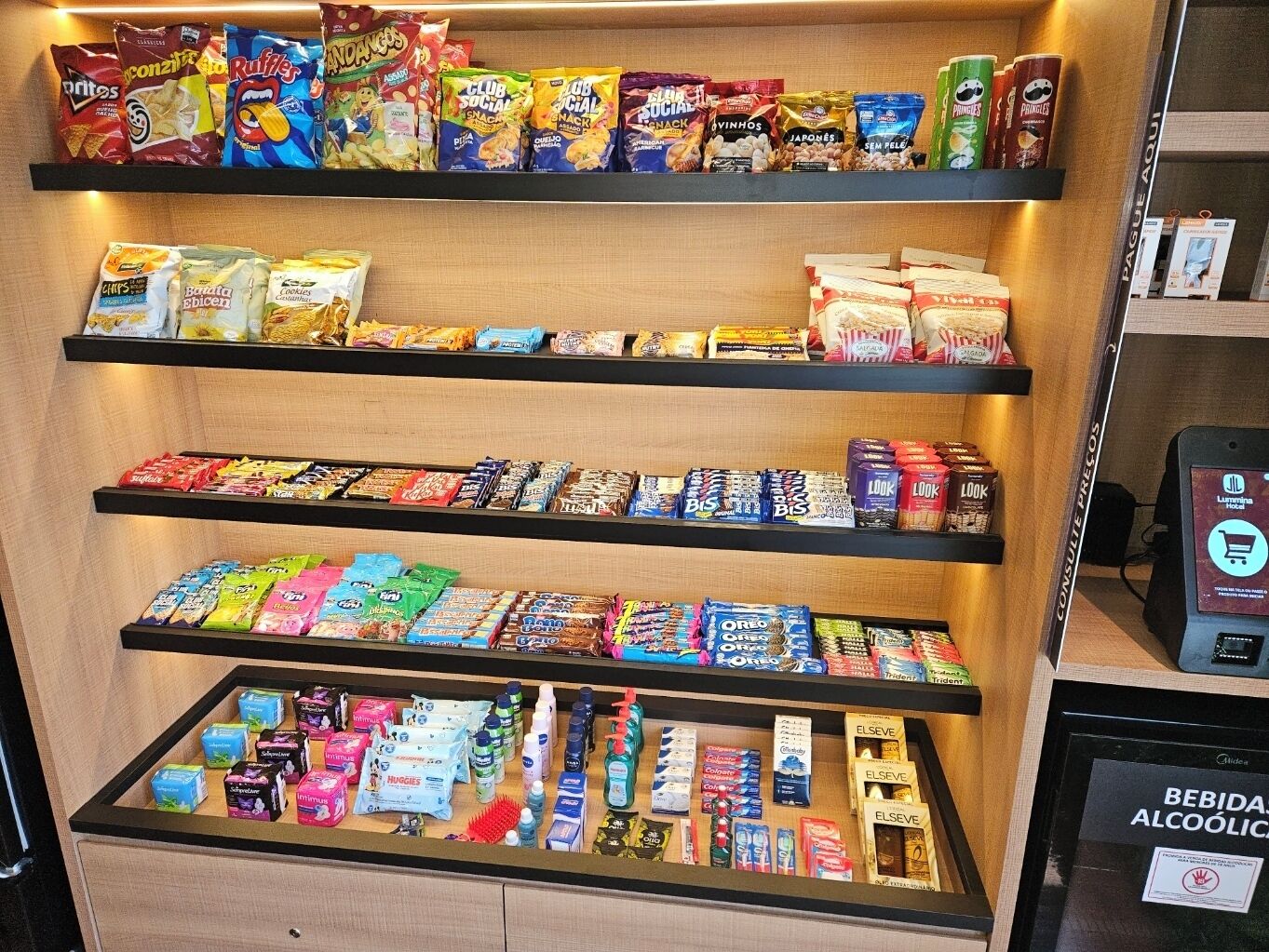 Exhibición de aperitivos con diferentes marcas y tipos de papas fritas y galletas.