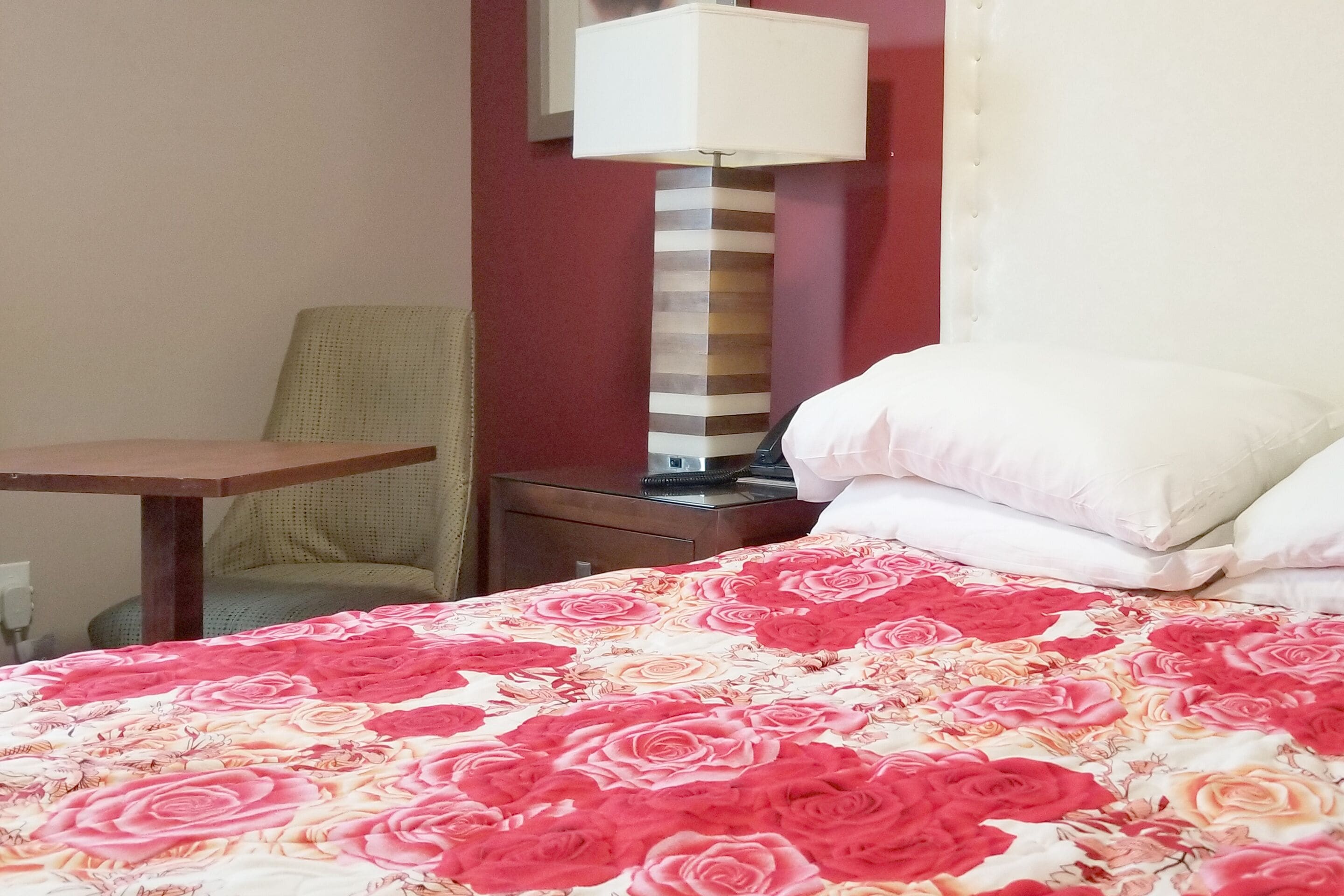 Bureau, fer et planche à repasser, accès au Wi-Fi (inclus)