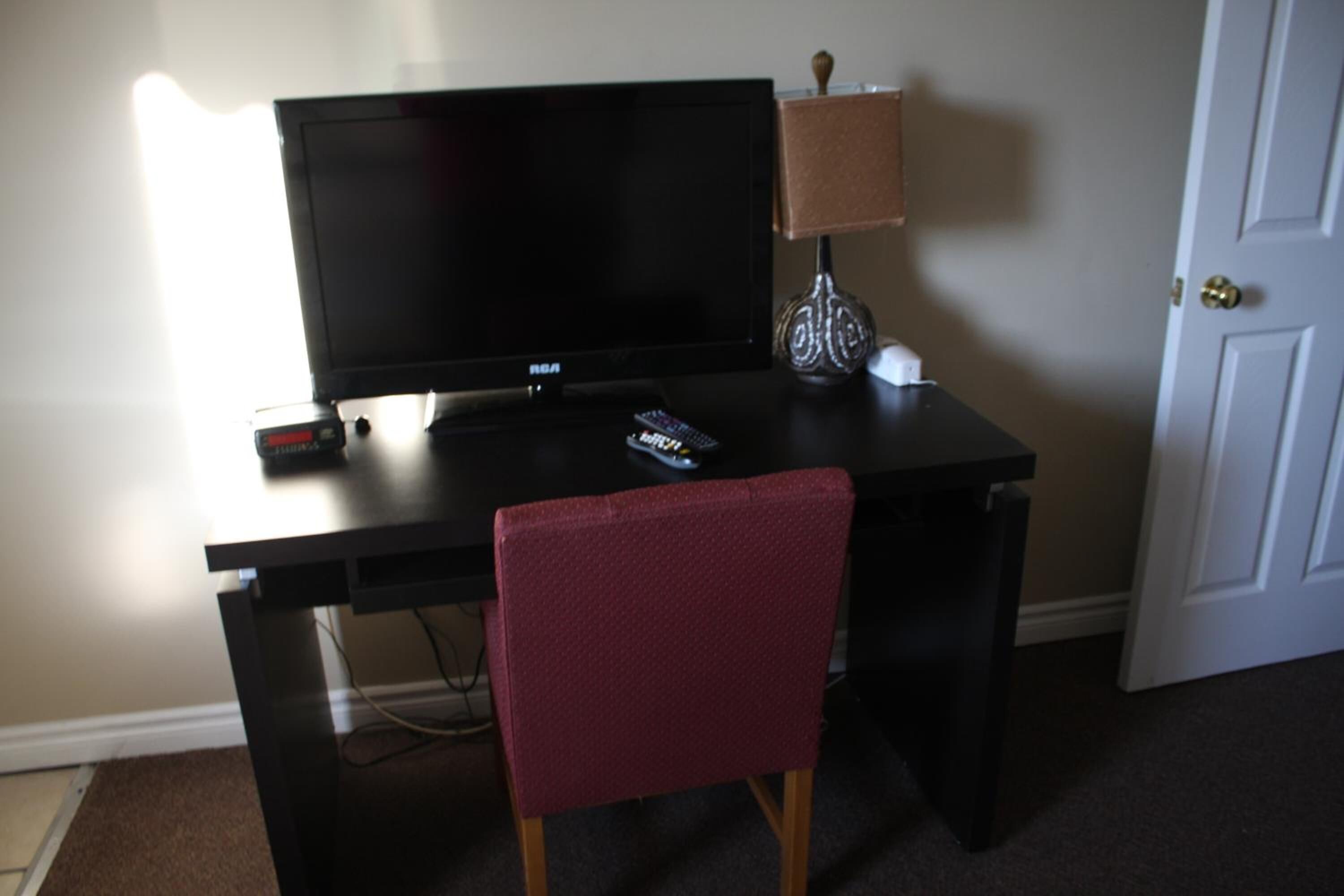 Bureau, fer et planche à repasser, accès au Wi-Fi (inclus)