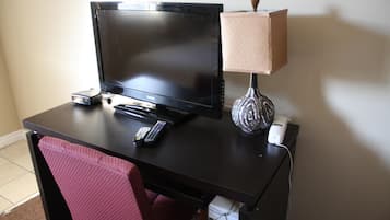 Escritorio, tabla de planchar con plancha y wifi gratis