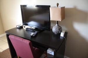 Escritorio, tabla de planchar con plancha y wifi gratis 