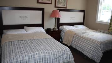 Escritorio, tabla de planchar con plancha y wifi gratis