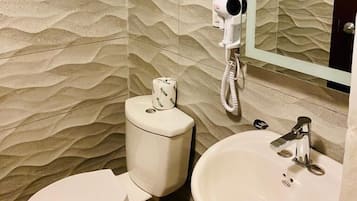 Een bronwaterbad, een regendouche, designer toiletartikelen