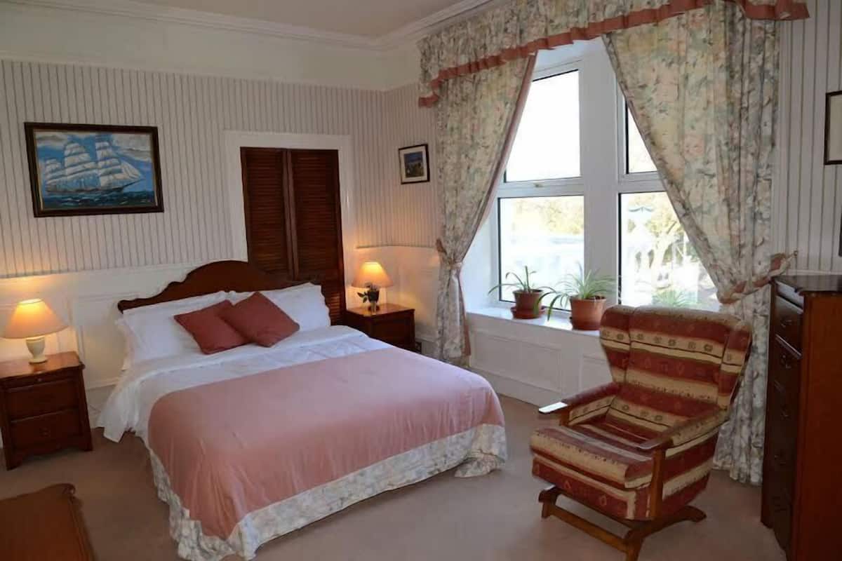 تجهيزات عازلة للصوت ومكواة/لوح كي وواي فاي مجانًا