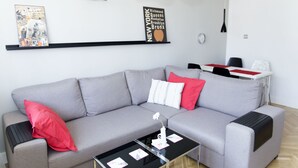 Căn hộ Deluxe, 1 phòng ngủ, ban công, quang cảnh thành phố | Khu phòng khách