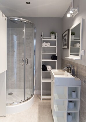 Luxe appartement, 2 slaapkamers, keuken | Badkamer | Gratis toiletartikelen, een haardroger, handdoeken, toiletpapier