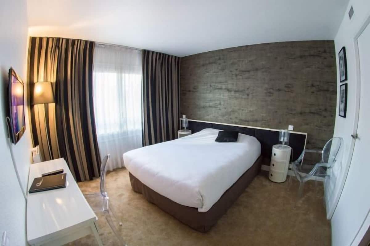 In-room safe, soundproofing, free WiFi, bed sheets