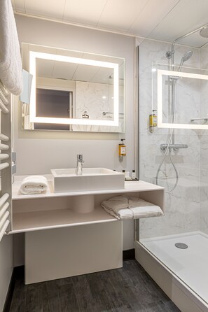 Bañera con ducha, artículos de tocador gratuitos, secador de pelo