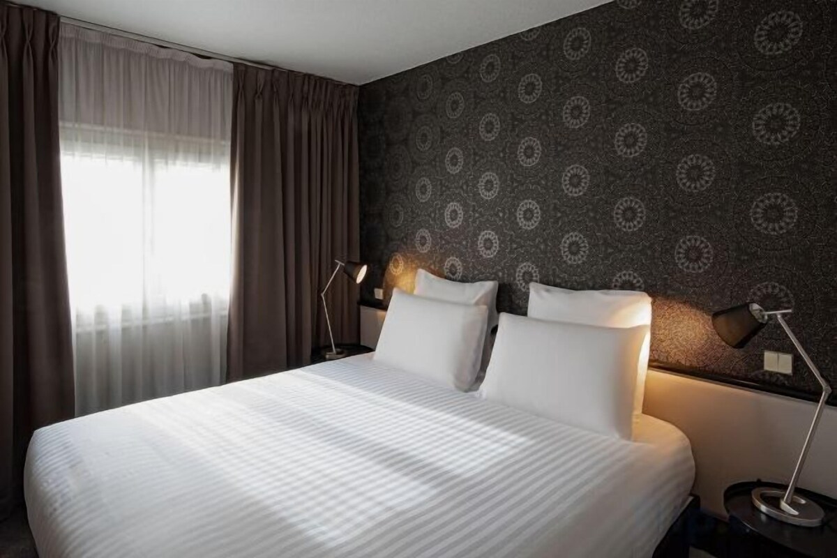 In-room safe, soundproofing, WiFi (free), bed sheets
