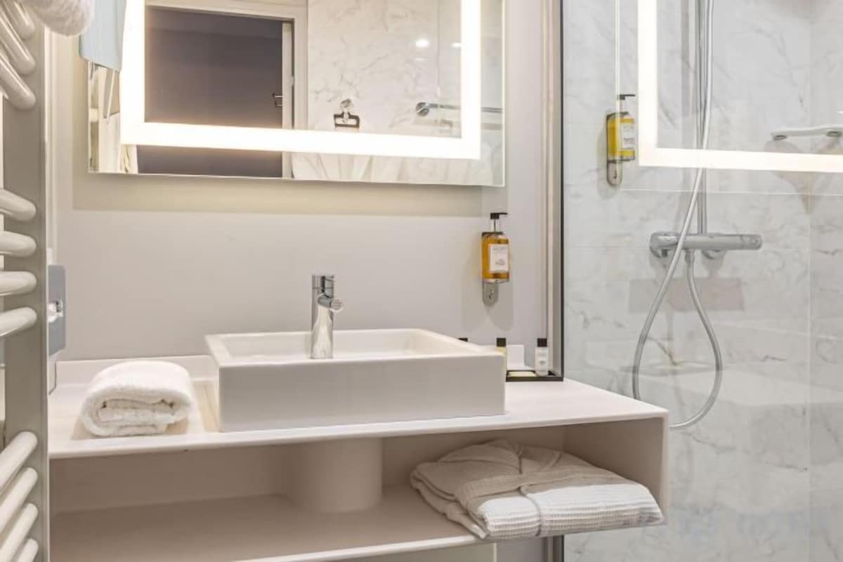 Combined shower/tub, free toiletries, hair dryer, towels
