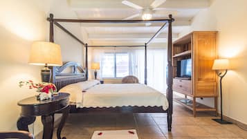 Standard Room, 1 King Bed, Ocean View | Coffres-forts dans les chambres, bureau, fer et planche Ă  repasser