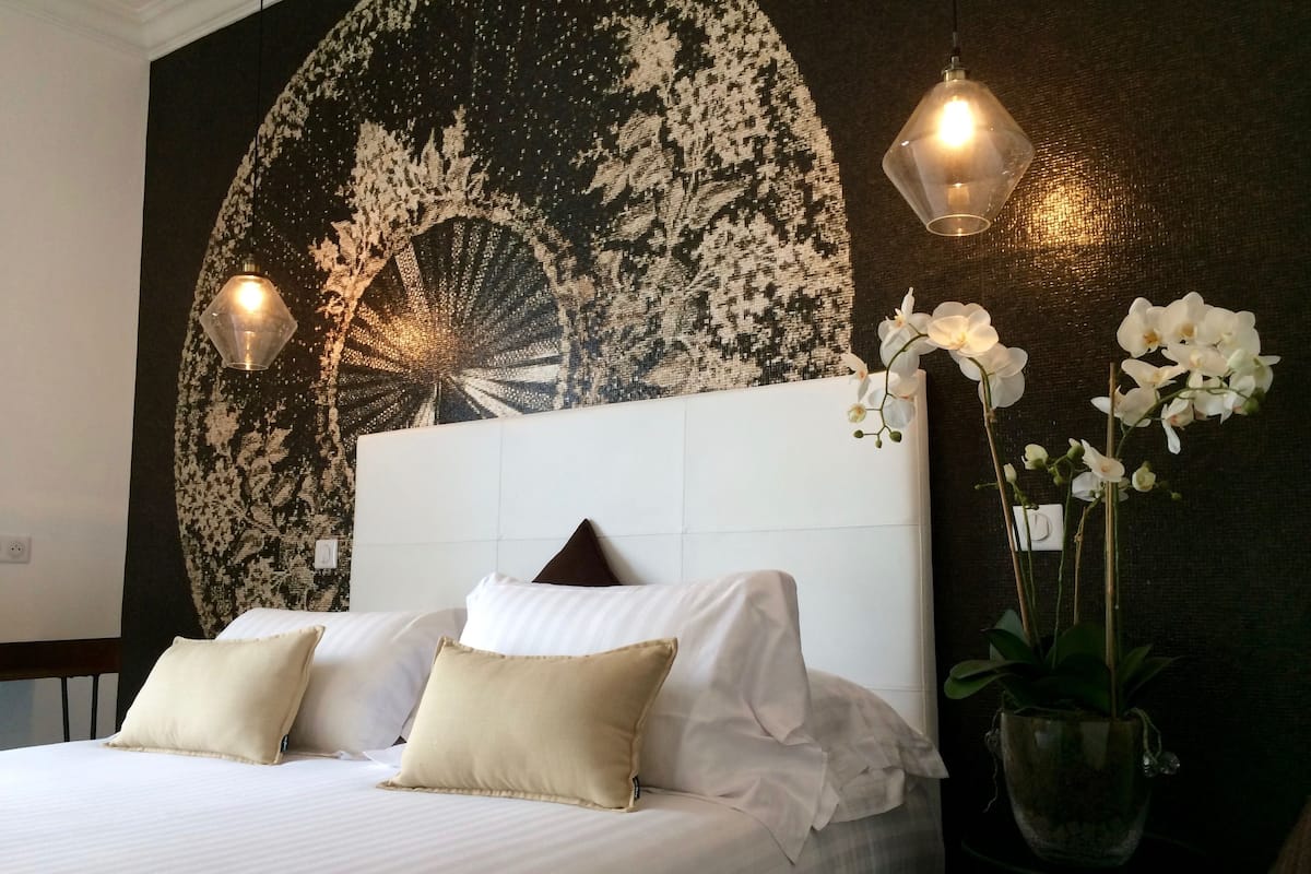 deluxe double room, 1 queen bed | egyptian cotton sheets, premium bedding, select comfort beds